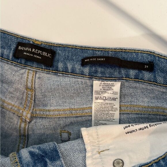 Banana Republic Mid Rise Shorts - Picture 3 of 3